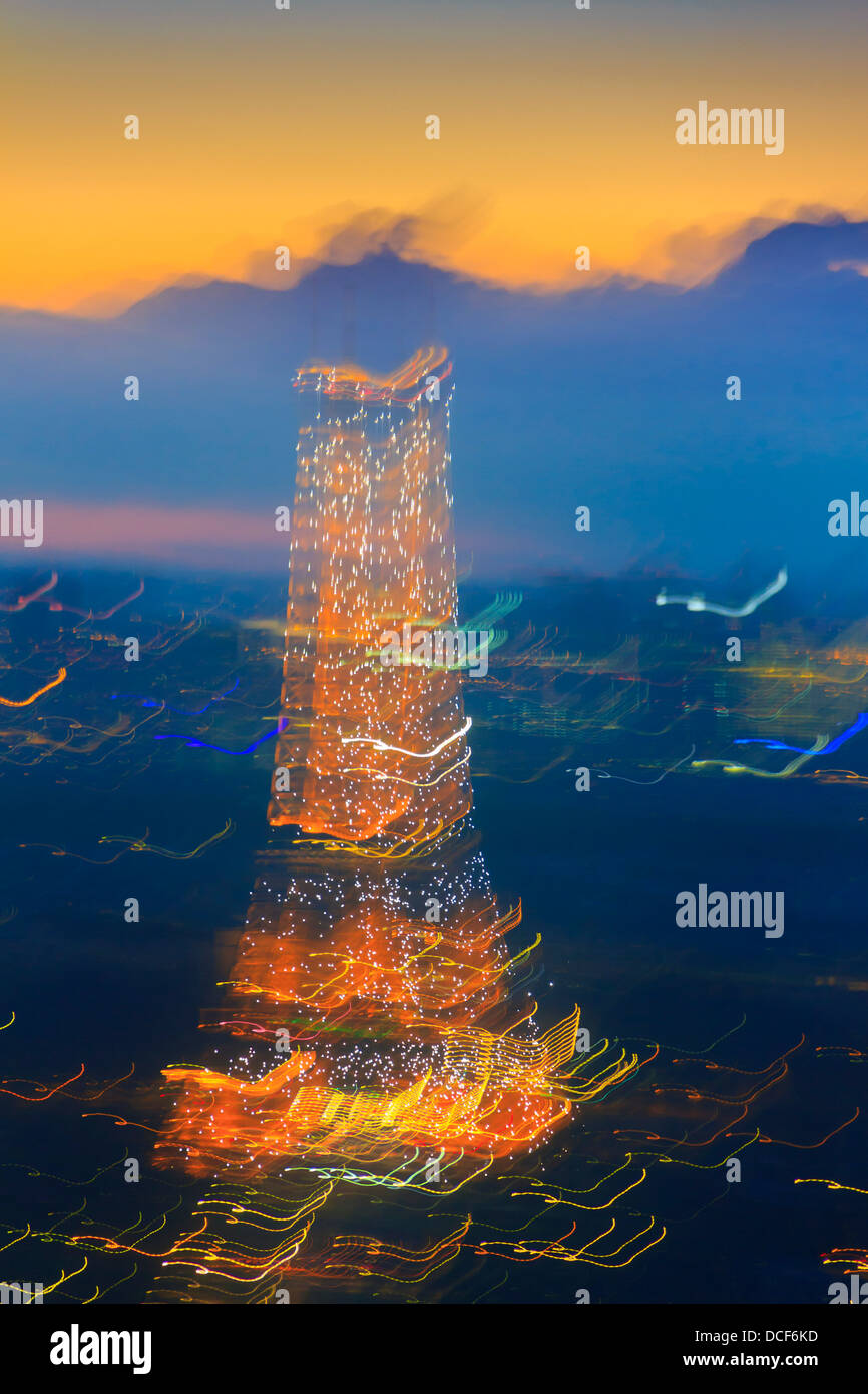 La torre Eiffel di notte. Foto Stock