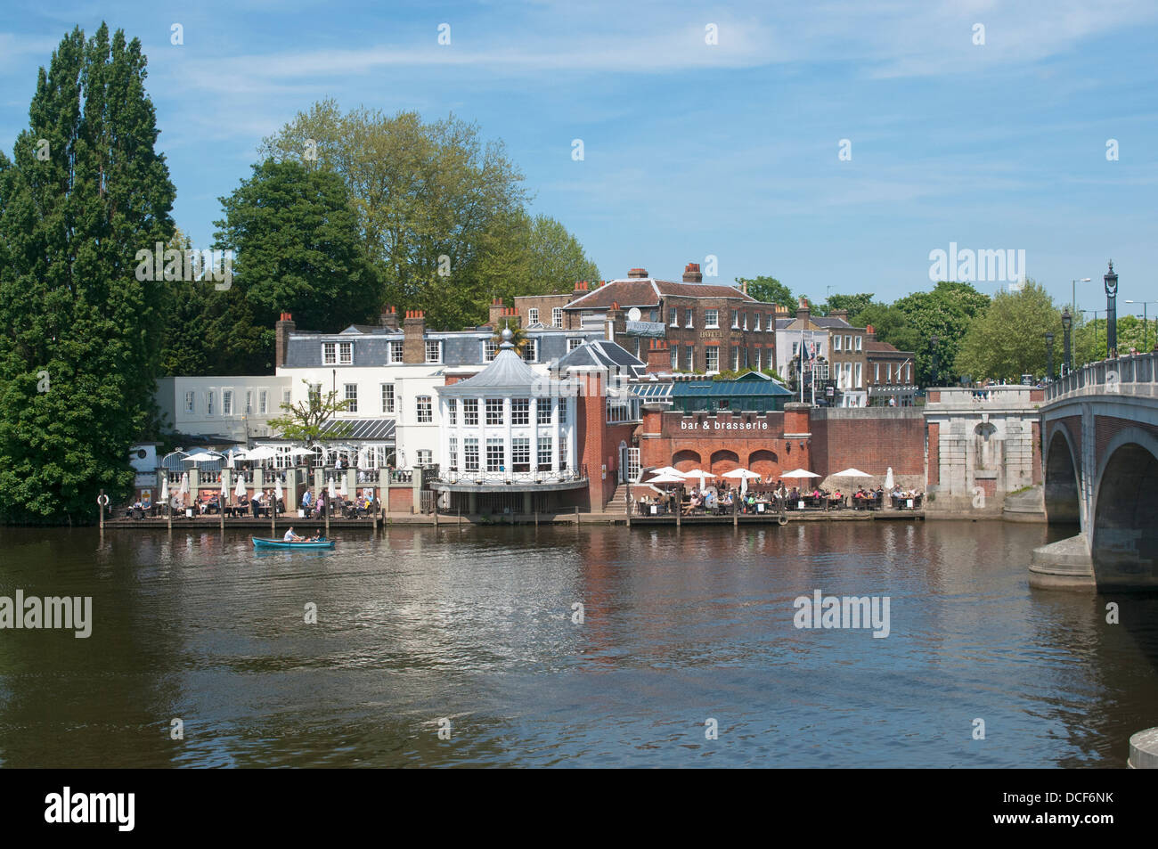 Il bordo del fiume Bar e Brasserie sul fiume Tamigi a Hampton Court ponte in Surrey Foto Stock