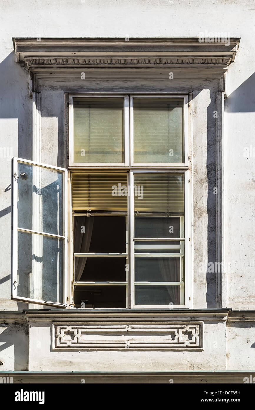 Immagine di una finestra aperta con su un vecchio edificio Foto Stock