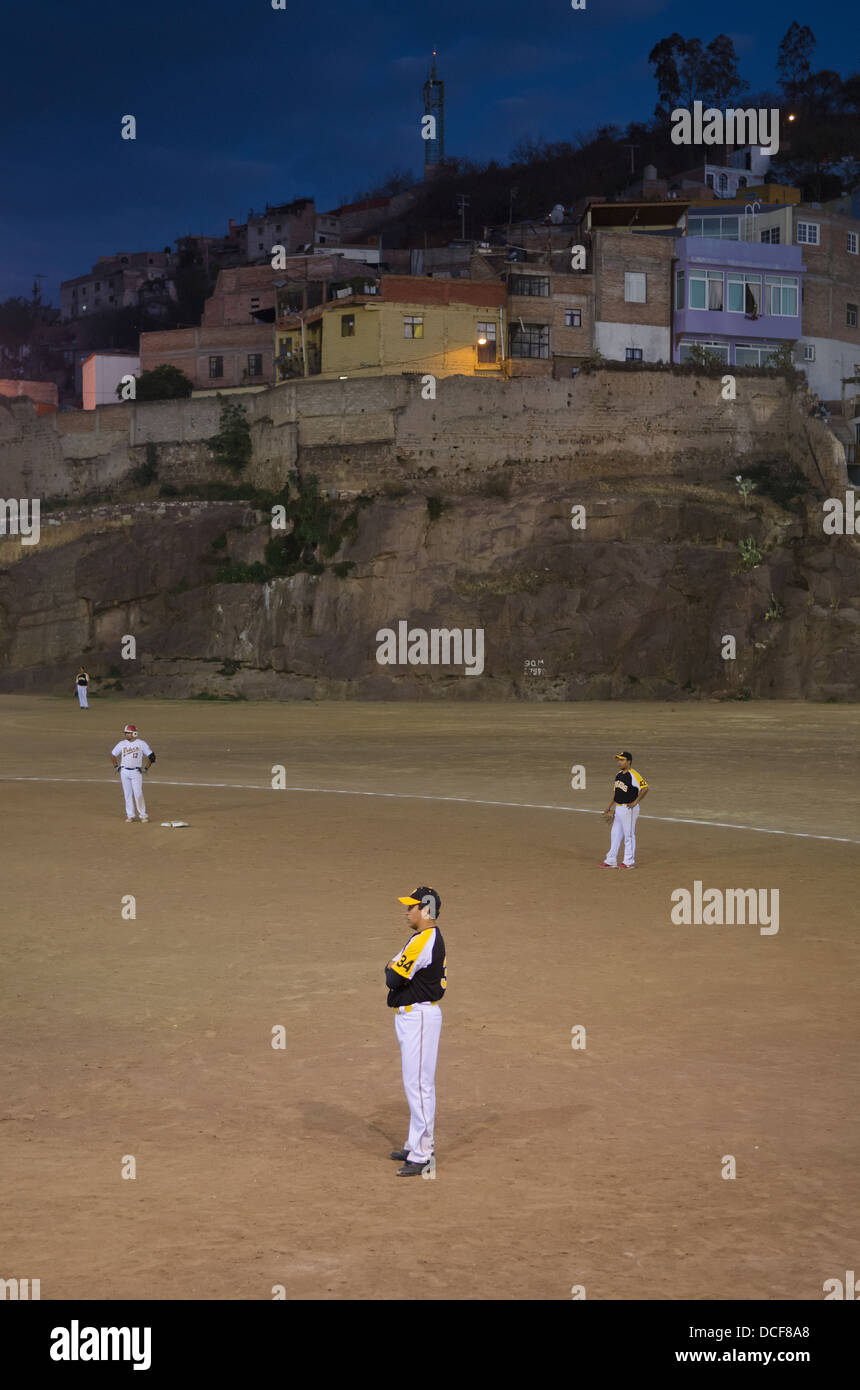 Messico Guanajuato, Guanajuato, Baseball match in zona sobborghi Foto Stock