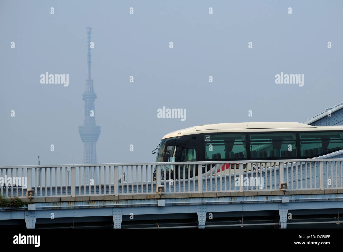 Toyo Skytree e un tour bus attraversando il ponte Eitai Foto Stock