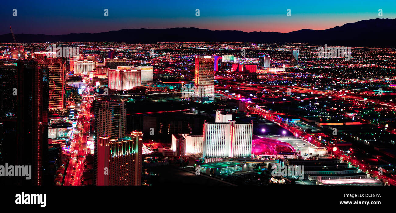 Hotel di lusso a Las Vegas Strip con skyline della città panorama vista notturna Foto Stock