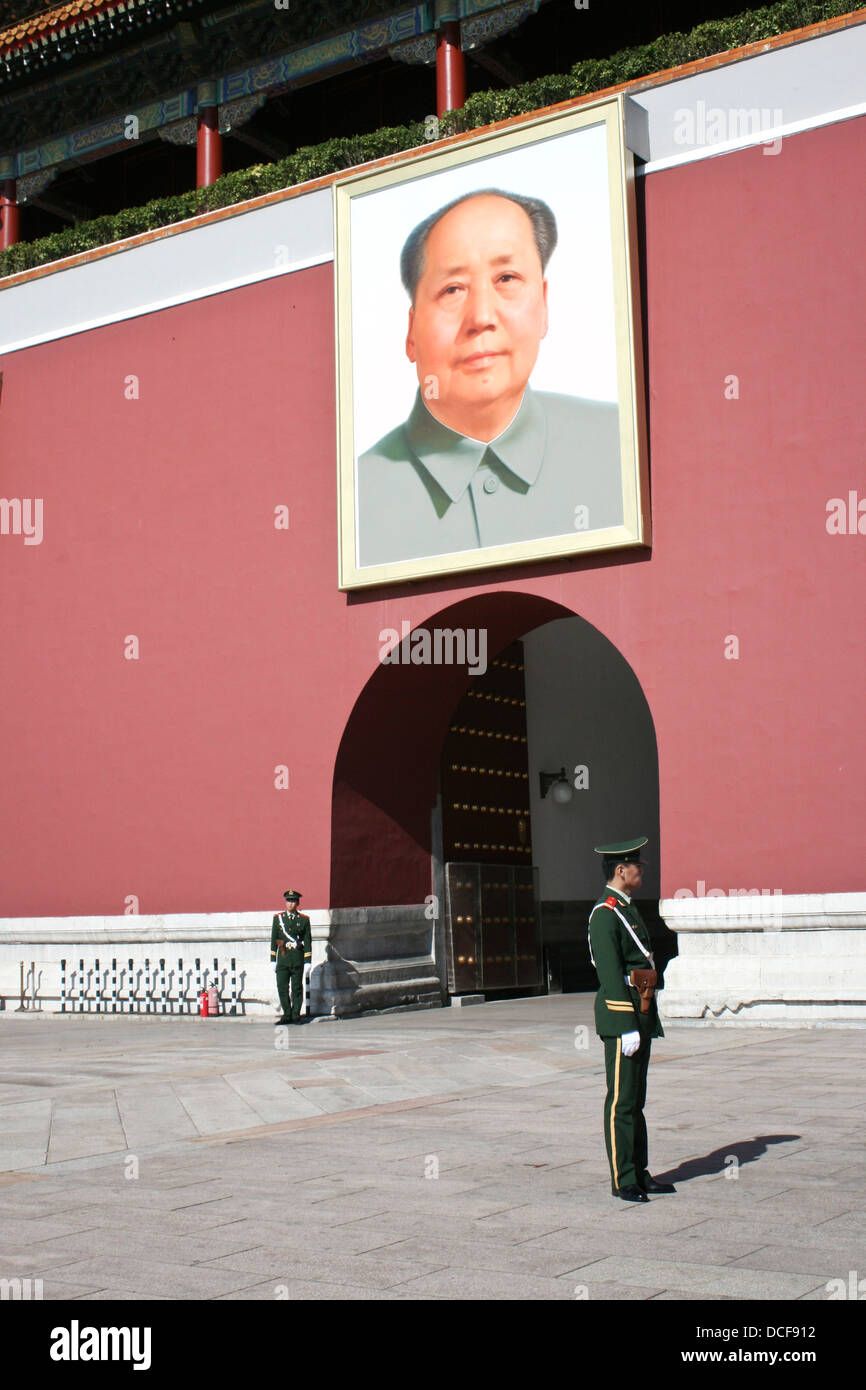 Le protezioni di stand di attenzione al di fuori del cancello di Tiananmen, la Città Proibita di Pechino, Cina. Foto Stock