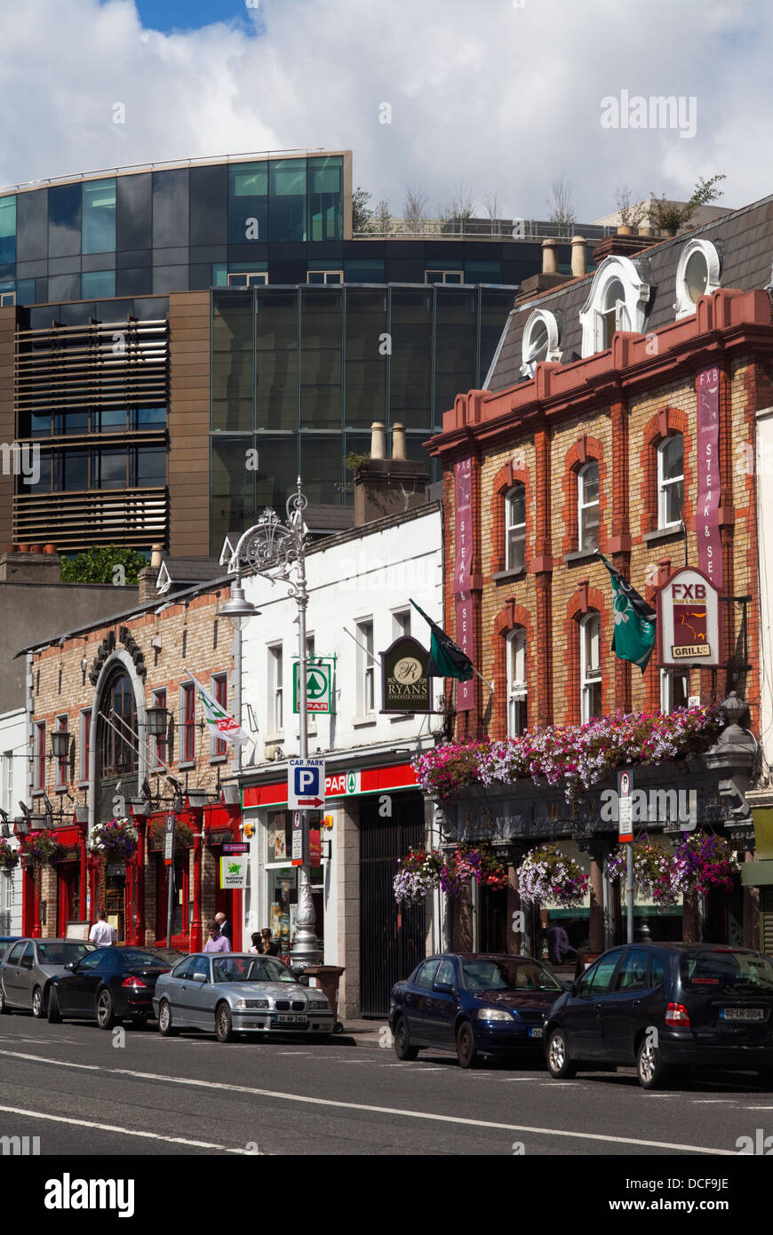 Negozi e pub su Pargate Street, sopraffatte dal nuovo Tribunale penale di Giustizia, vicino al Phoenix Park di Dublino, Irlanda Foto Stock