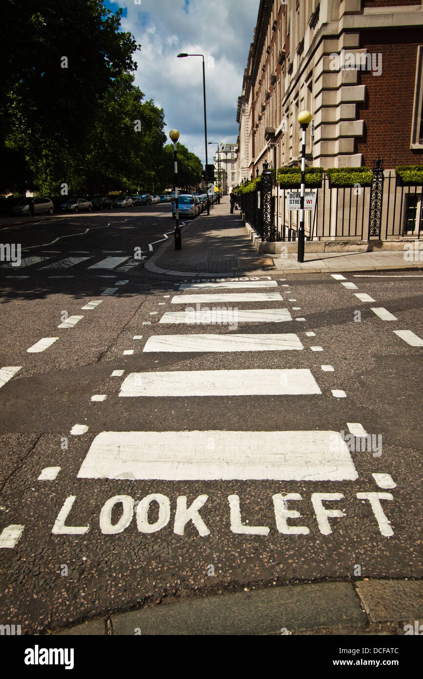 Guardare a sinistra istruzioni sulle strisce pedonali nel centro di Londra Foto Stock