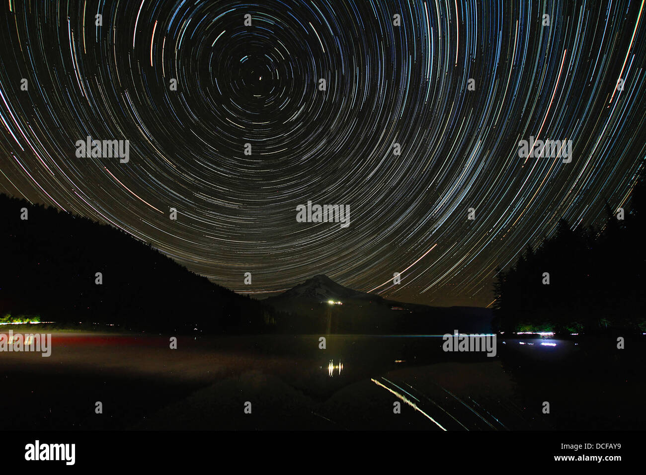 Tracce stellari sul Monte Cofano in corrispondenza Trillium Lago Oregon con la riflessione di notte Foto Stock