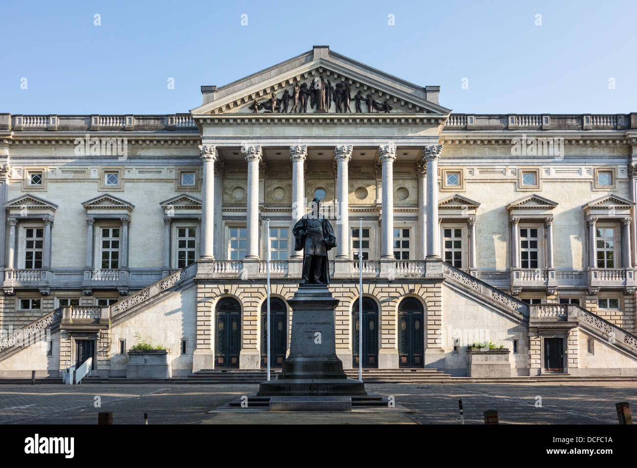 Statua di Hippolyte Metdepenningen e il vecchio palazzo di giustizia in stile neo-classico a Gand, Fiandre Orientali, Belgio Foto Stock