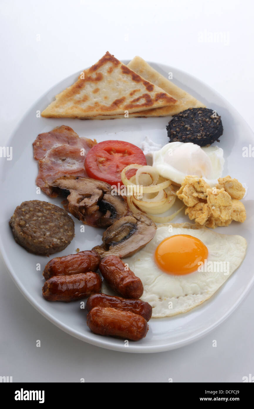 La tradizionale colazione irlandese su un grande piatto Foto Stock