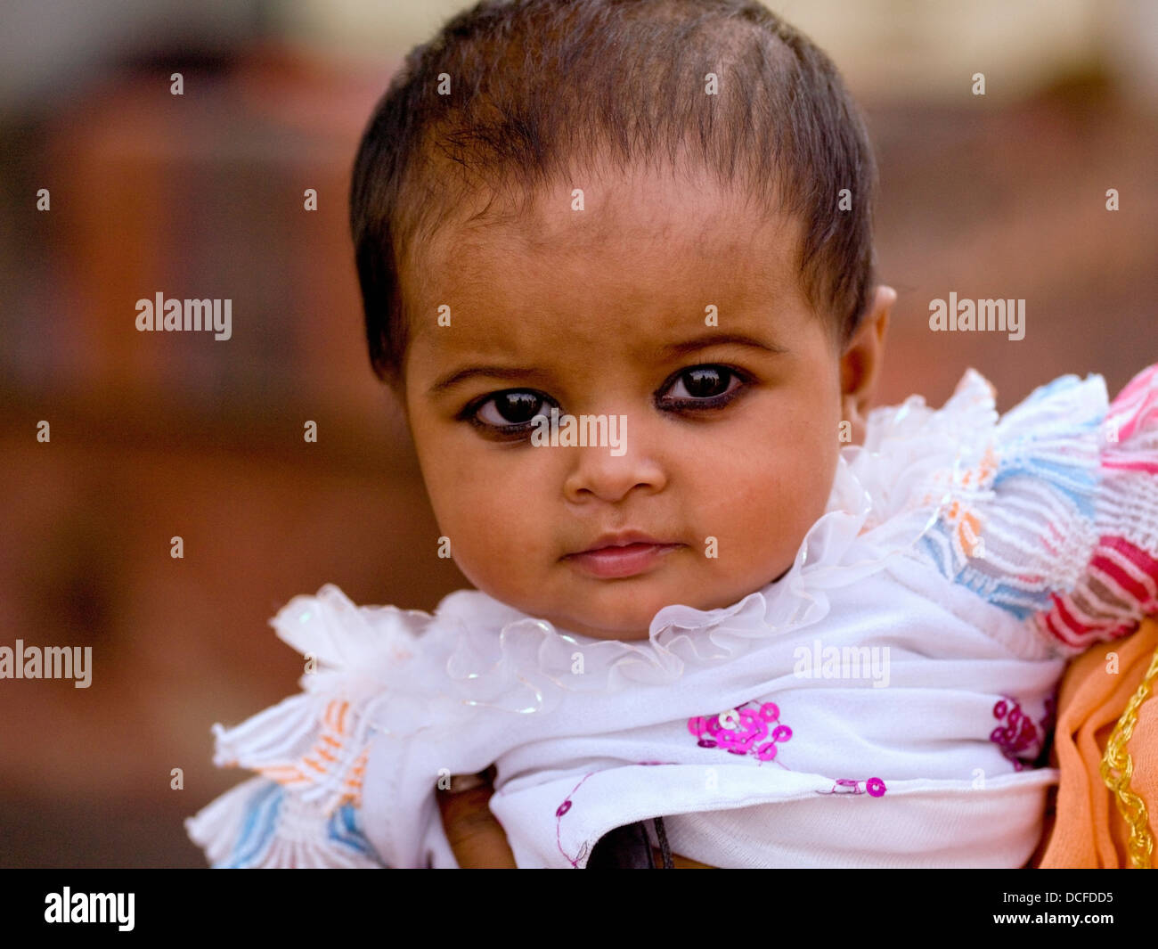 Ritratto di Ben vestito Bambina,indossando Kohl Eyeliner; National Capital Territory, Delhi, India Foto Stock