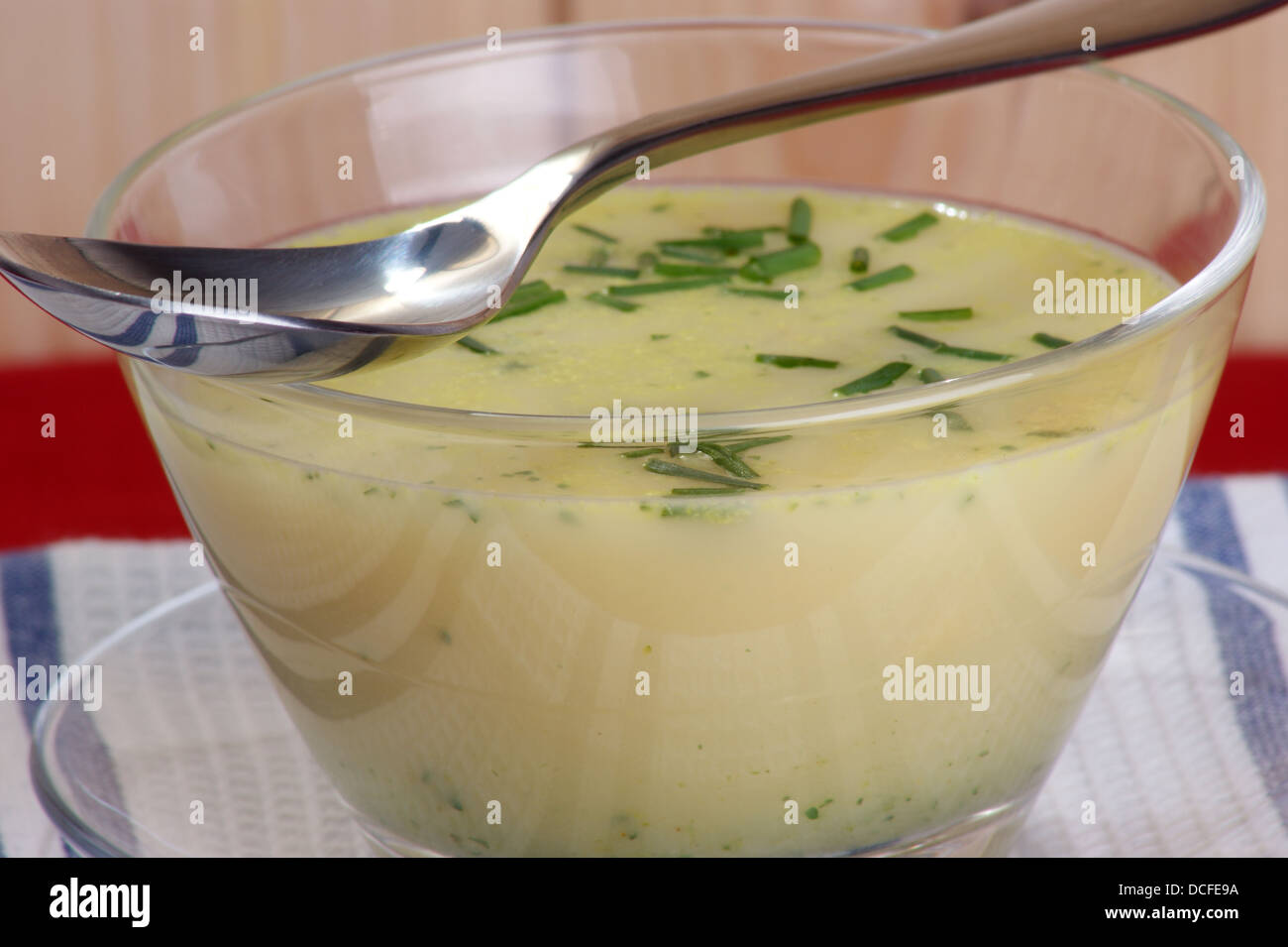 Brokkoli minestra in crema in una ciotola con un cucchiaio Foto Stock