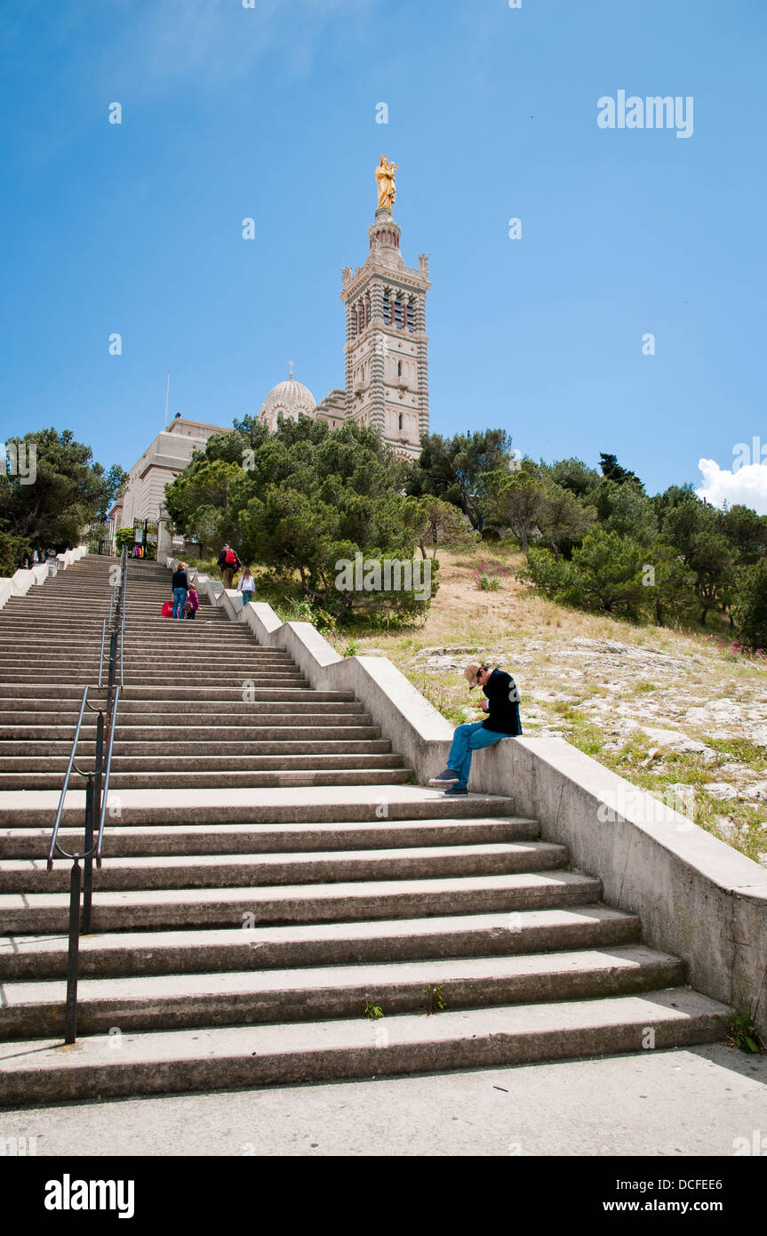 Una scalinata che conduce alla cattedrale di Notre Dame de la Garde,  Marsiglia, Francia Foto stock - Alamy