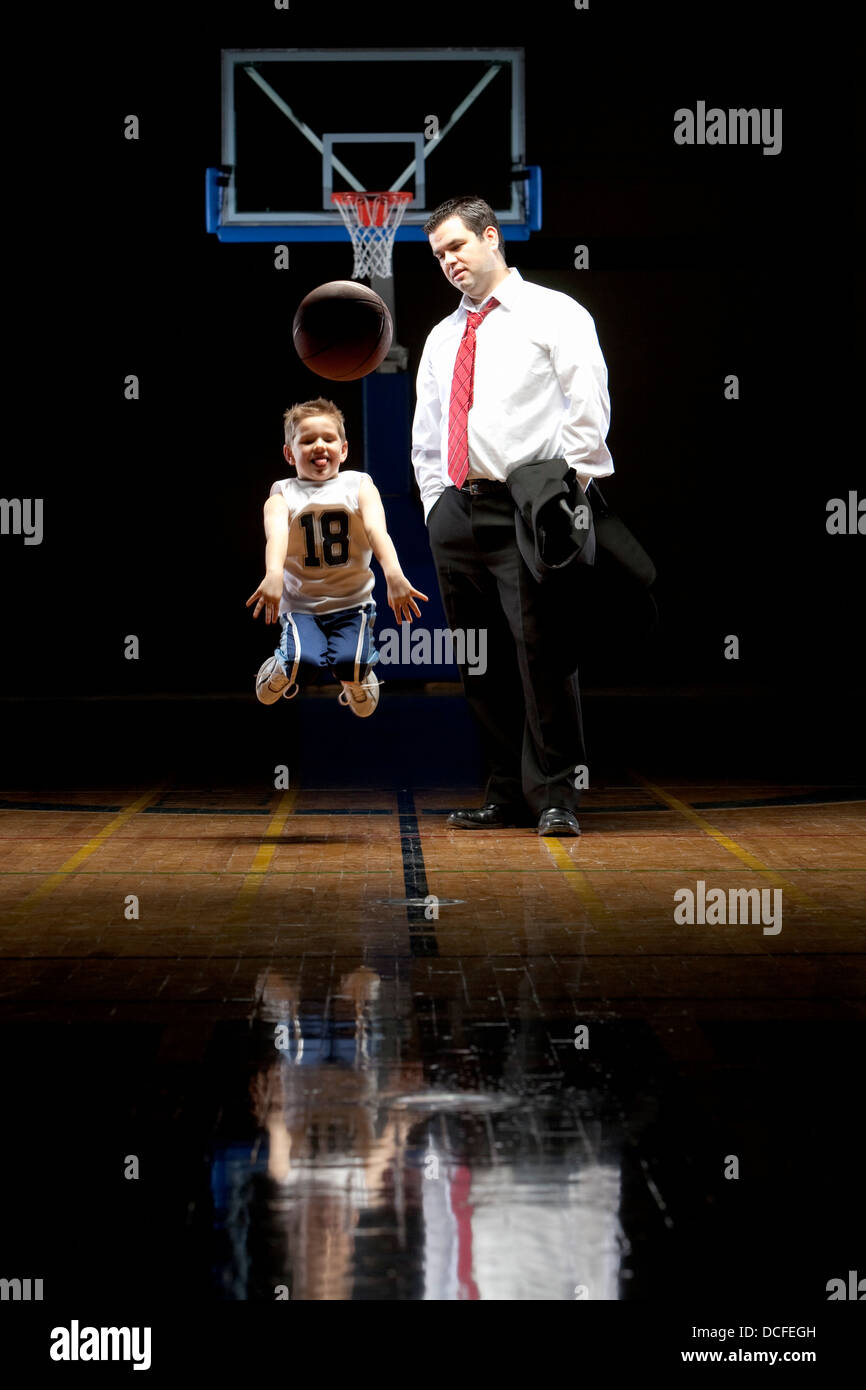 Coaching padre suo Figlio sul campo di pallacanestro Foto Stock