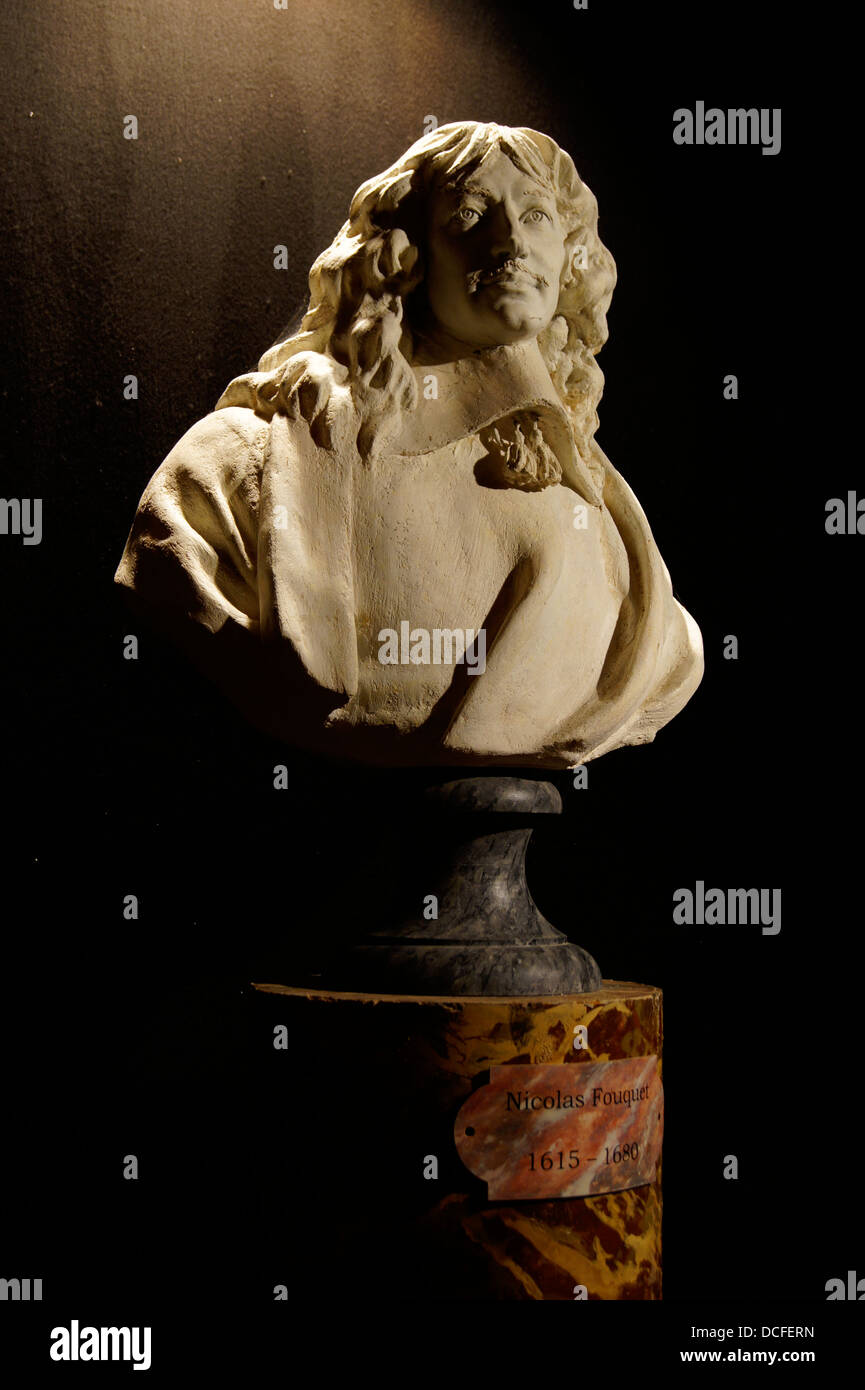 Un busto di Nicolas Fouquet, Surintendant delle finanze di Luigi XIV, Château de Vaux le Vicomte, Francia Foto Stock