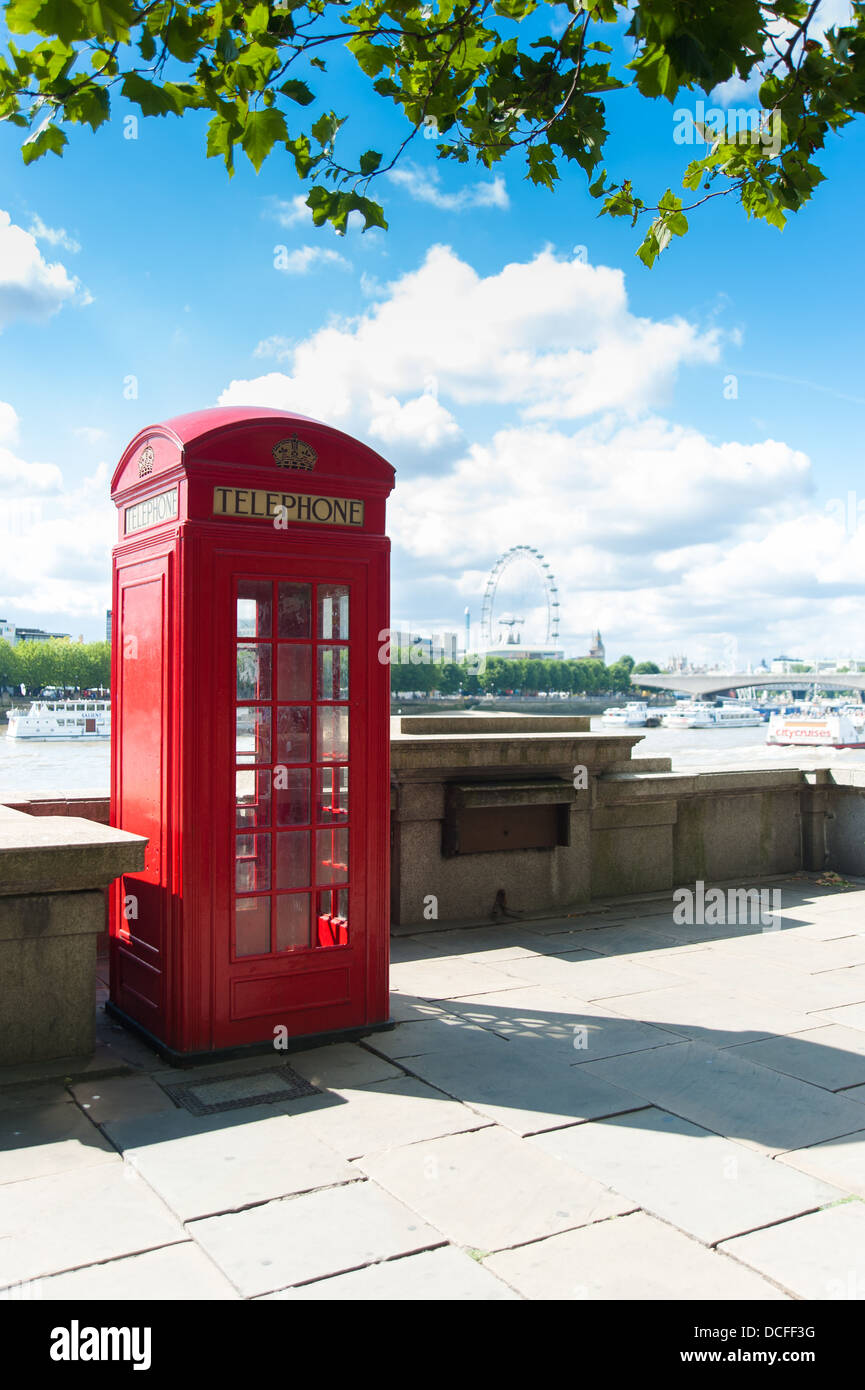 Telefono rosso casella accanto al fiume Tamigi, Londra, Inghilterra, Regno Unito. Foto Stock