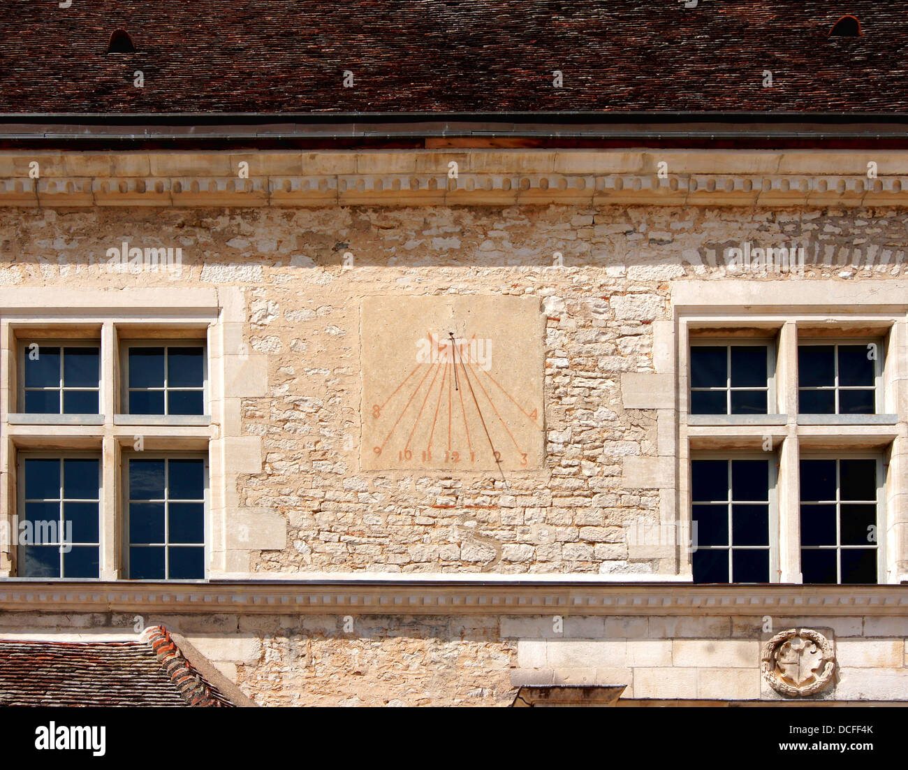 Meridiana nel cortile del Clos de Vougeot, dei famosi vigneti della Borgogna, Francia Foto Stock