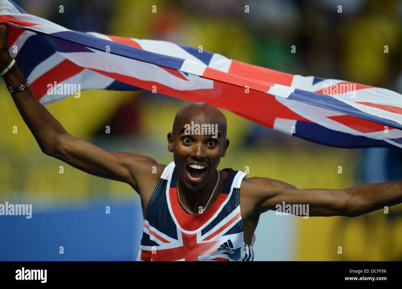 Mosca, Russia. 16 Ago, 2013. Mo Farah di Gran Bretagna festeggia dopo la vittoria degli uomini di 5000m finale al quattordicesimo IAAF ai Campionati Mondiali di atletica di Luzhniki Stadium di Mosca, Russia, 16 agosto 2013. Foto: Bernd Thissen/dpa/Alamy Live News Foto Stock