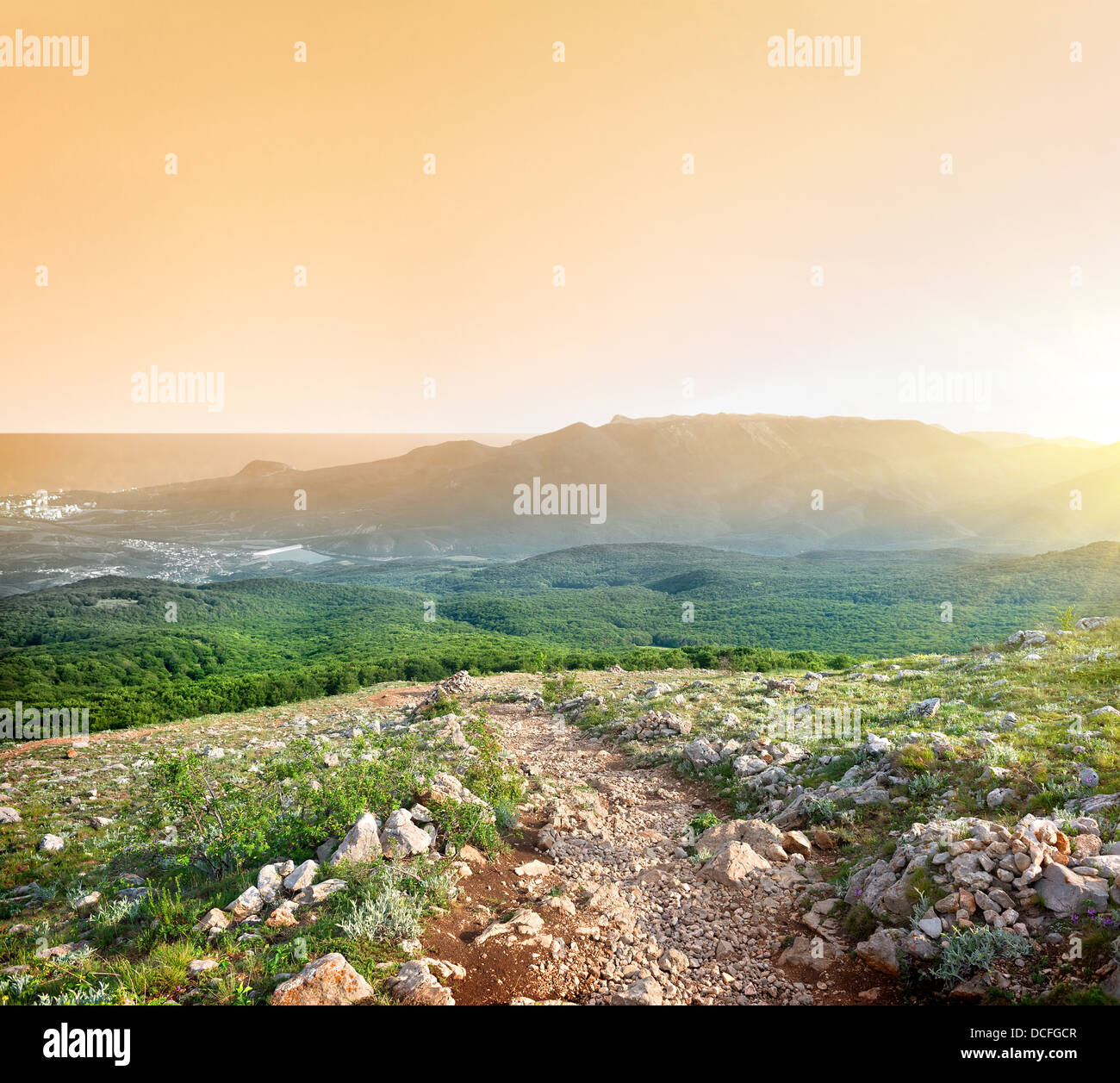 Guardando il tramonto dalla cima di una montagna Foto Stock