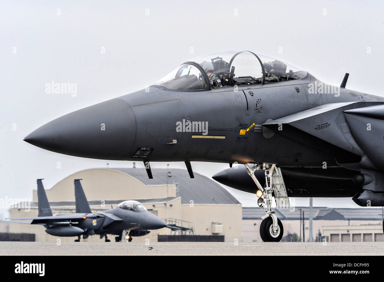 Una repubblica di Corea Air Force F-15K fighter aircraft taxi giù la pista durante la bandiera rossa Alaska Agosto 12, 2013 a Eielson Air Force Base in Alaska. Foto Stock