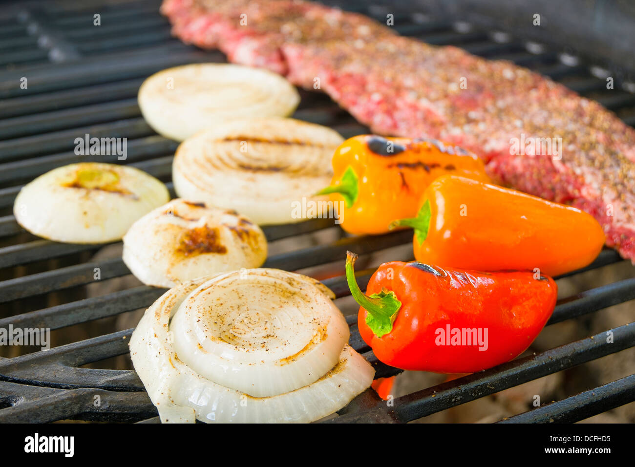 Barbecue Grill griglia con anelli di cipolla dolce mini peperoni e carne di manzo bistecca di mantello come usato per il tradizionale piatto per fajita Foto Stock