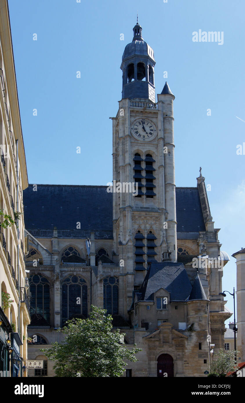 Clocktower della chiesa di Saint Etienne du Mont, vista dalla Rue de la Montagne Sainte-Geneviève di Parigi Foto Stock