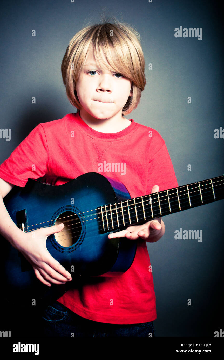 Cool boy a suonare la chitarra Foto Stock