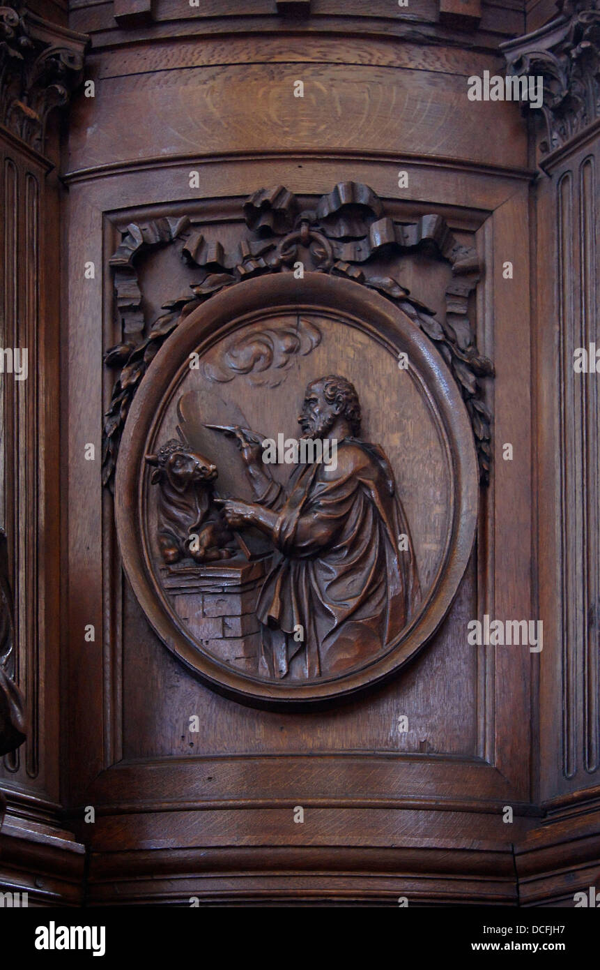 Elemento (pannello) del pulpito ligneo di Saint Etienne du Mont, raffigurante San Luca Evangelista Foto Stock