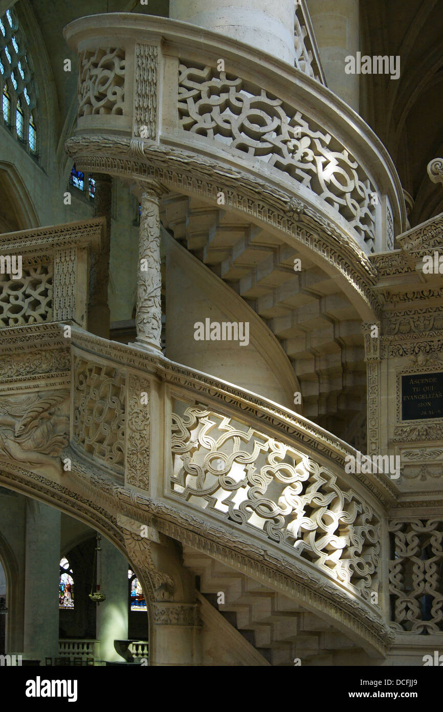 Diritto scale a spirale del jubé della chiesa di Saint Etienne du Mont a Parigi Foto Stock