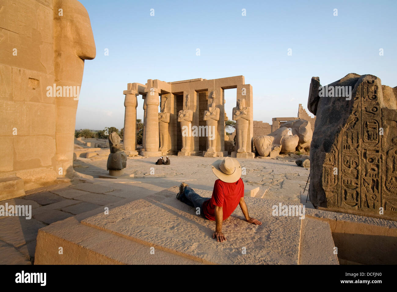 Uomo seduto al Tempio di Luxor Foto Stock