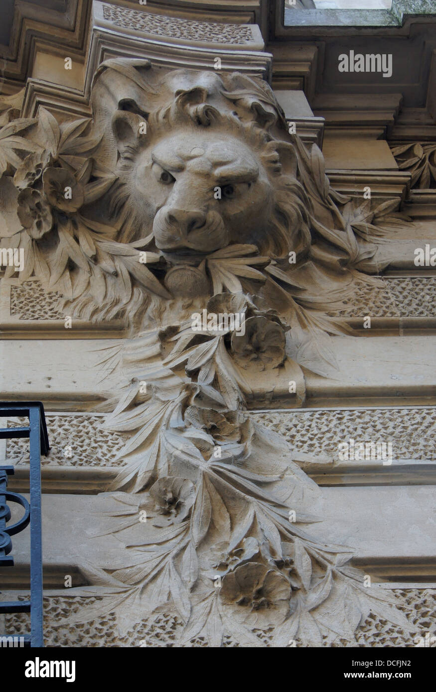 Particolare di una scultura di una testa di leone su una facciata a Parigi Foto Stock