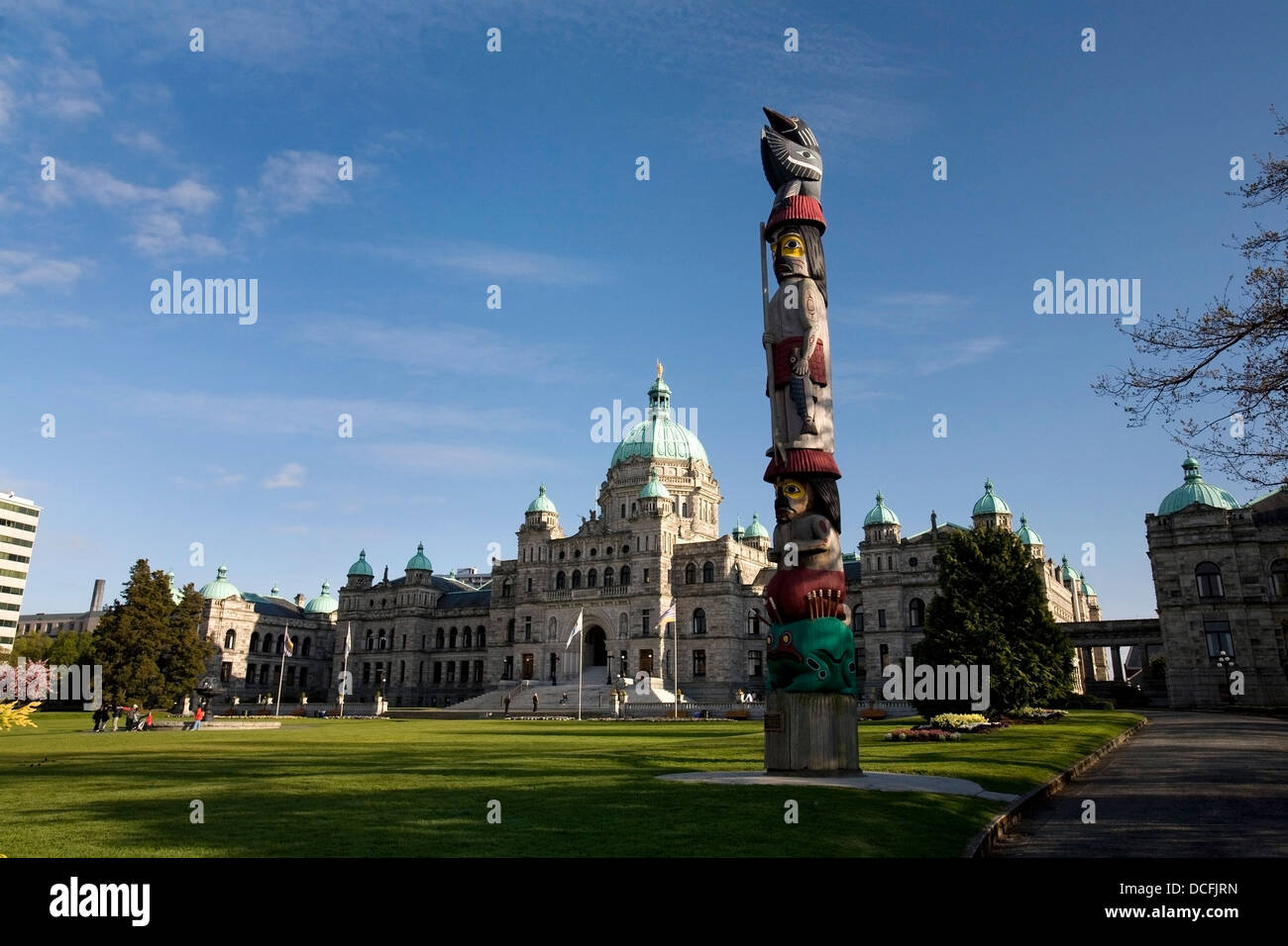 Il Totem Pole in piedi dalla British Columbia il Palazzo del Parlamento Foto Stock