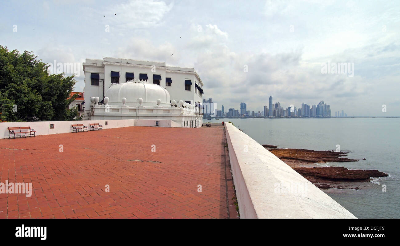 A forma di corona costruire sopra la Plaza de Francia, Casco Viejo, Panama City Foto Stock