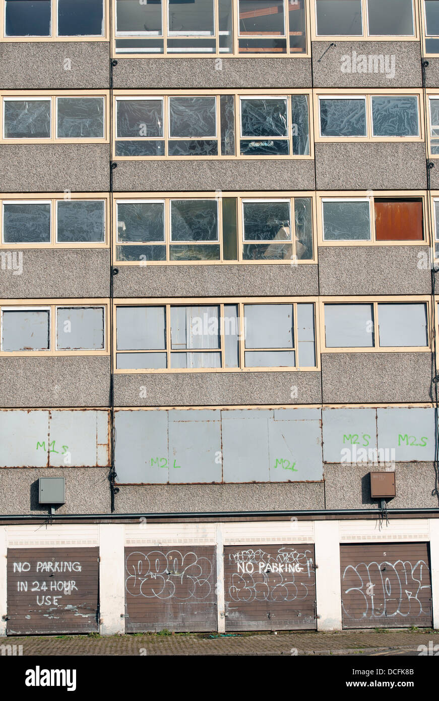 Vista generale di un edificio su dei derelitti Heygate Estate nel sud di Londra Foto Stock
