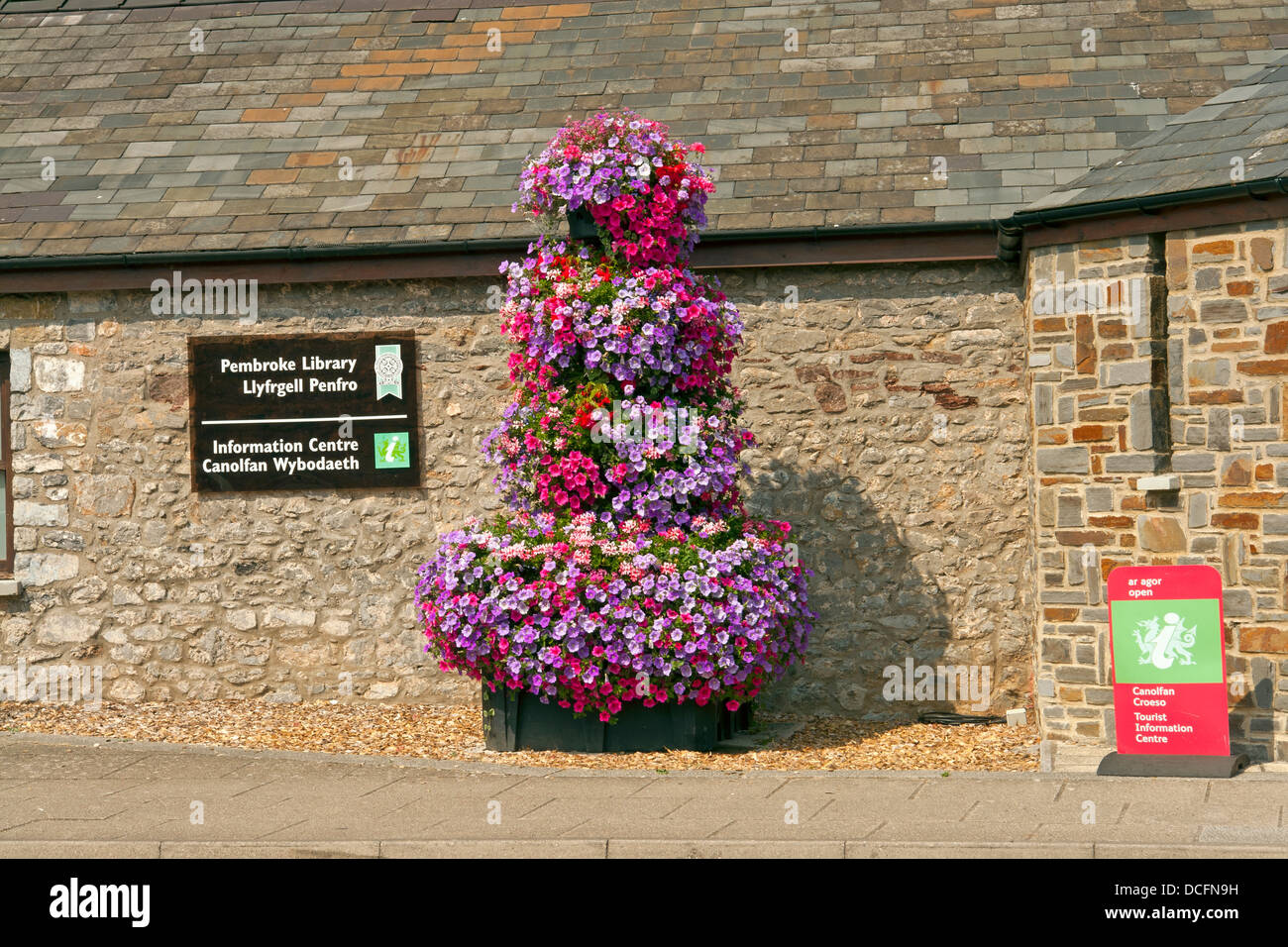 Colorate decorazioni floreali al di fuori della libreria in Pembroke, Pembrokeshire, West Wales. Foto Stock