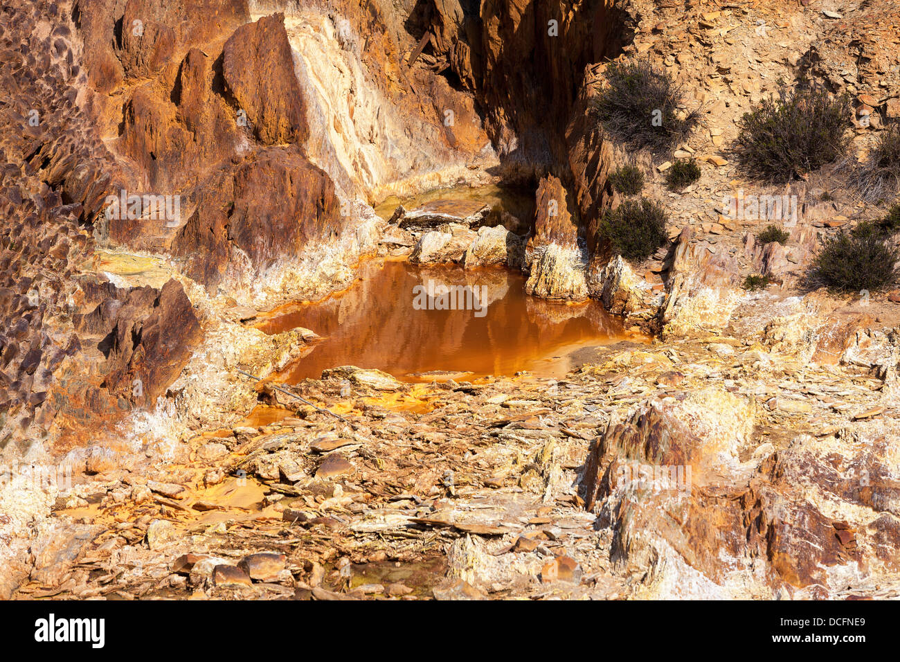 Pozza nel anfratto roccioso e calda giornata Foto Stock