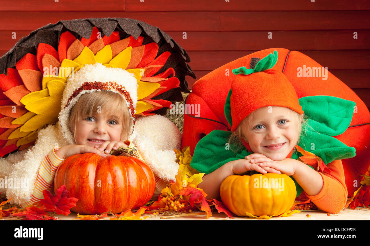 Due bambini indossare la Turchia e costumi di pomodoro; tre colline, Alberta, Canada Foto Stock