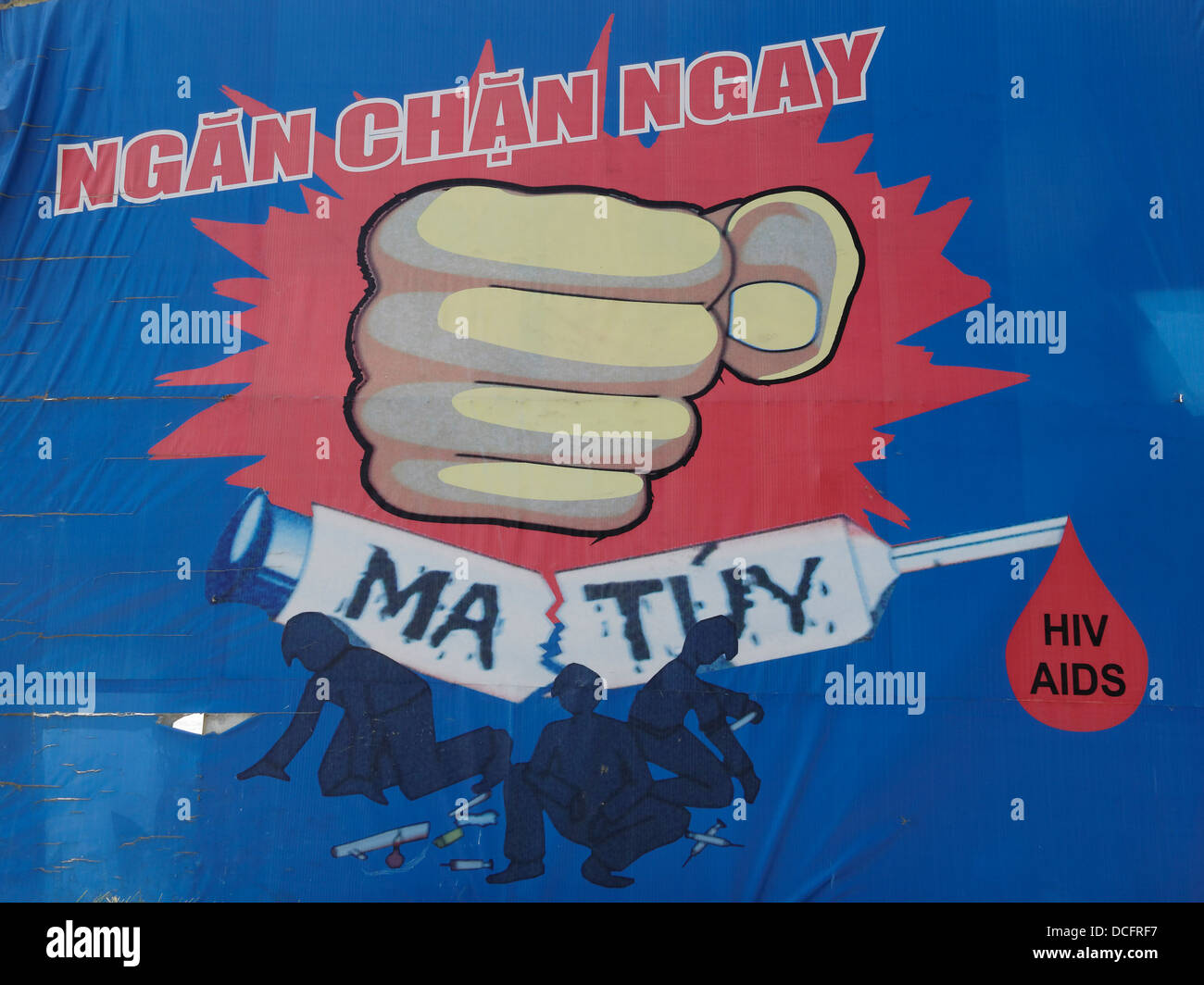 Un poster di avvertimento del HIV/AIDS derivanti dalla condivisione di aghi ipodermici. Nha Trang, Vietnam. Foto Stock