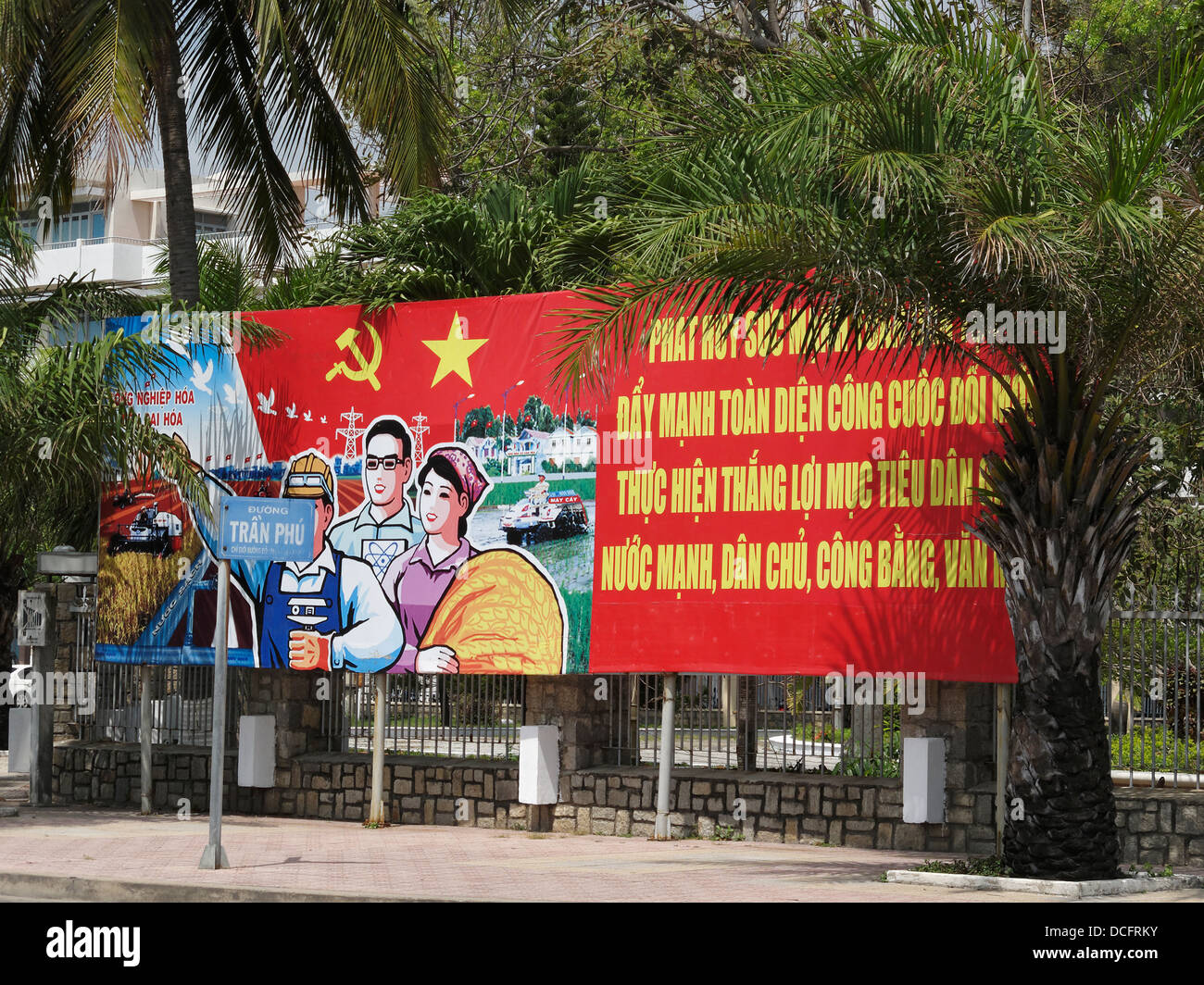 Una propaganda comunista poster in Nha Trang, Vietnam. Foto Stock