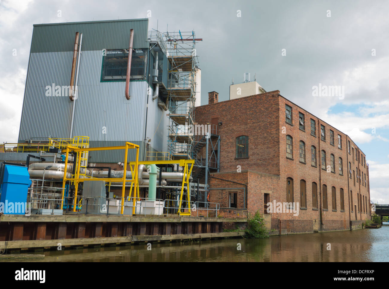 La giustapposizione di vecchi e nuovi edifici lungo il canale di Nottingham. Foto Stock
