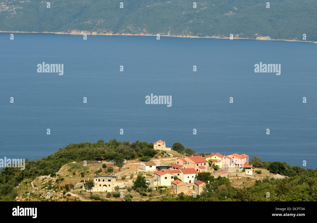 Mare Adriatico vista aerea del nuovo villaggio turistico vicino a Brestova Istria Croazia Foto Stock