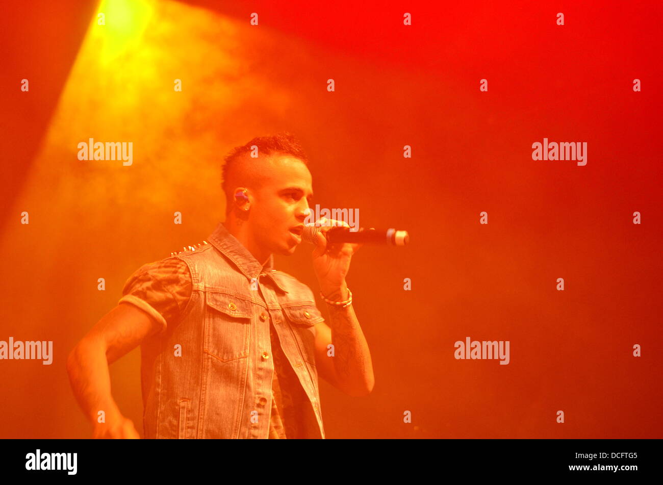 Eire, UK. 16 Ago, 2013. Aston Merrygold, membro della band JLS (runner-up della quinta serie di realtà ITV talent show X Factor nel 2008) ha suonato presso la rosa di Tralee Festival 2013 a Tralee, Co.Kerry, Eire. Il loro ultimo outdoor prestazioni irlandese. Diversi 'Meet e salutare fans' -principalmente bambini, rimasti delusi quando i membri della band si è rifiutato di firmare autografi o posare per qualsiasi foto. Credito: James Loveridge/Alamy Live News Foto Stock