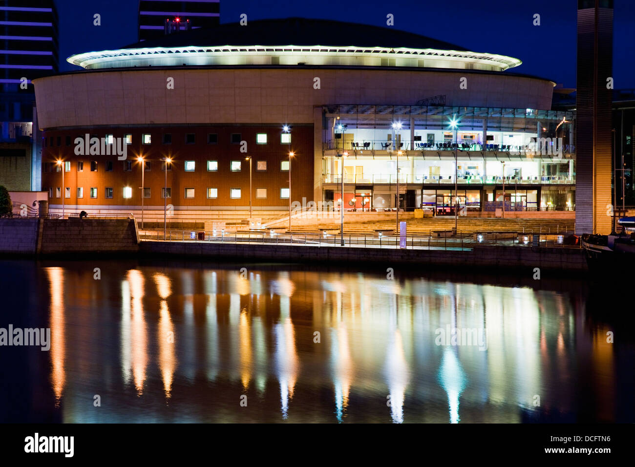 Waterfront Hall riflette sul fiume Lagan di notte; Belfast, County Antrim, Irlanda del Nord Foto Stock