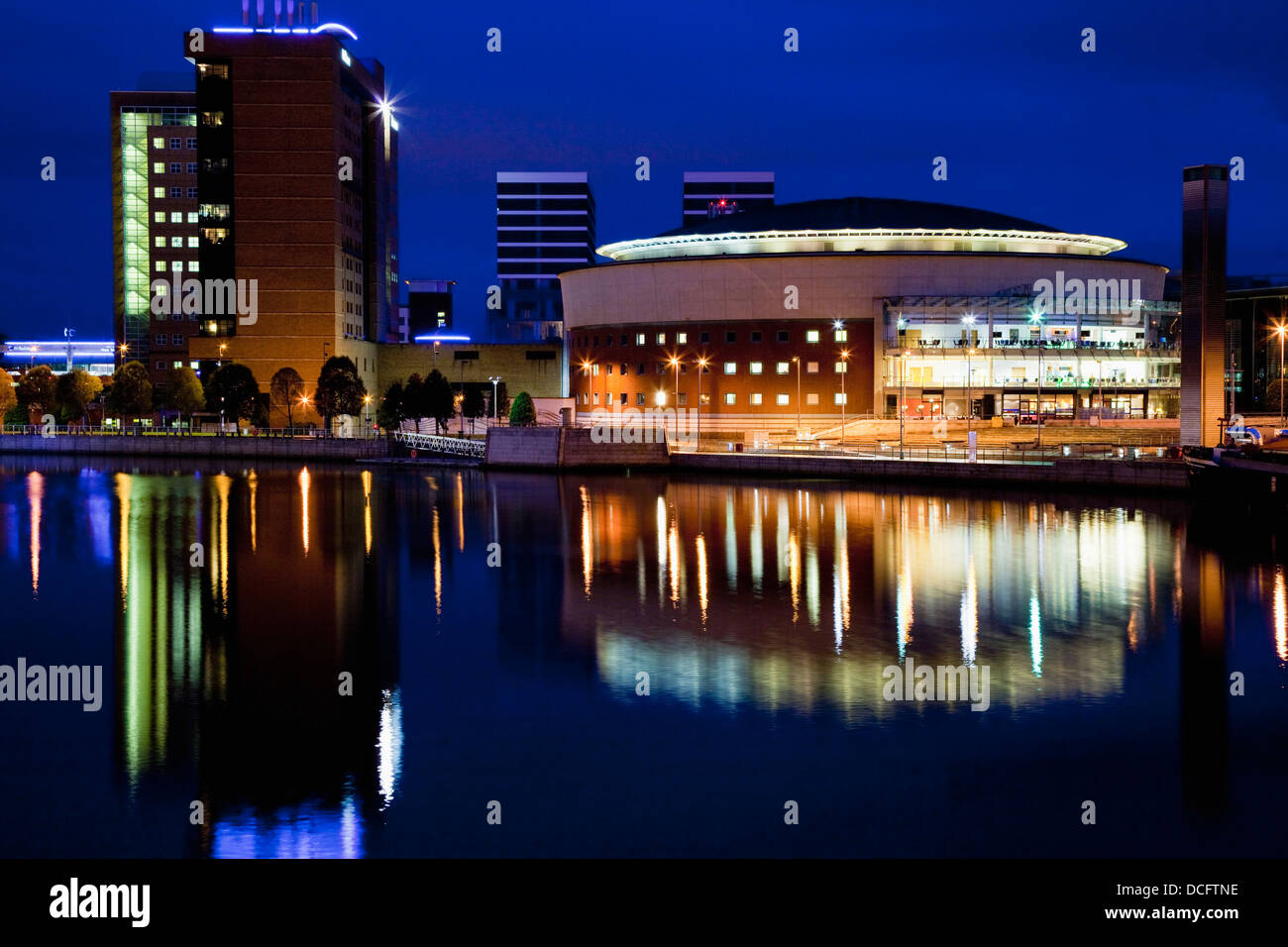 Waterfront Hall riflette sul fiume Lagan di notte; Belfast, County Antrim, Irlanda del Nord Foto Stock