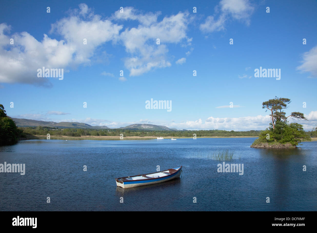 Barca sul Lough Gill; Sligo, nella contea di Sligo, Irlanda Foto Stock