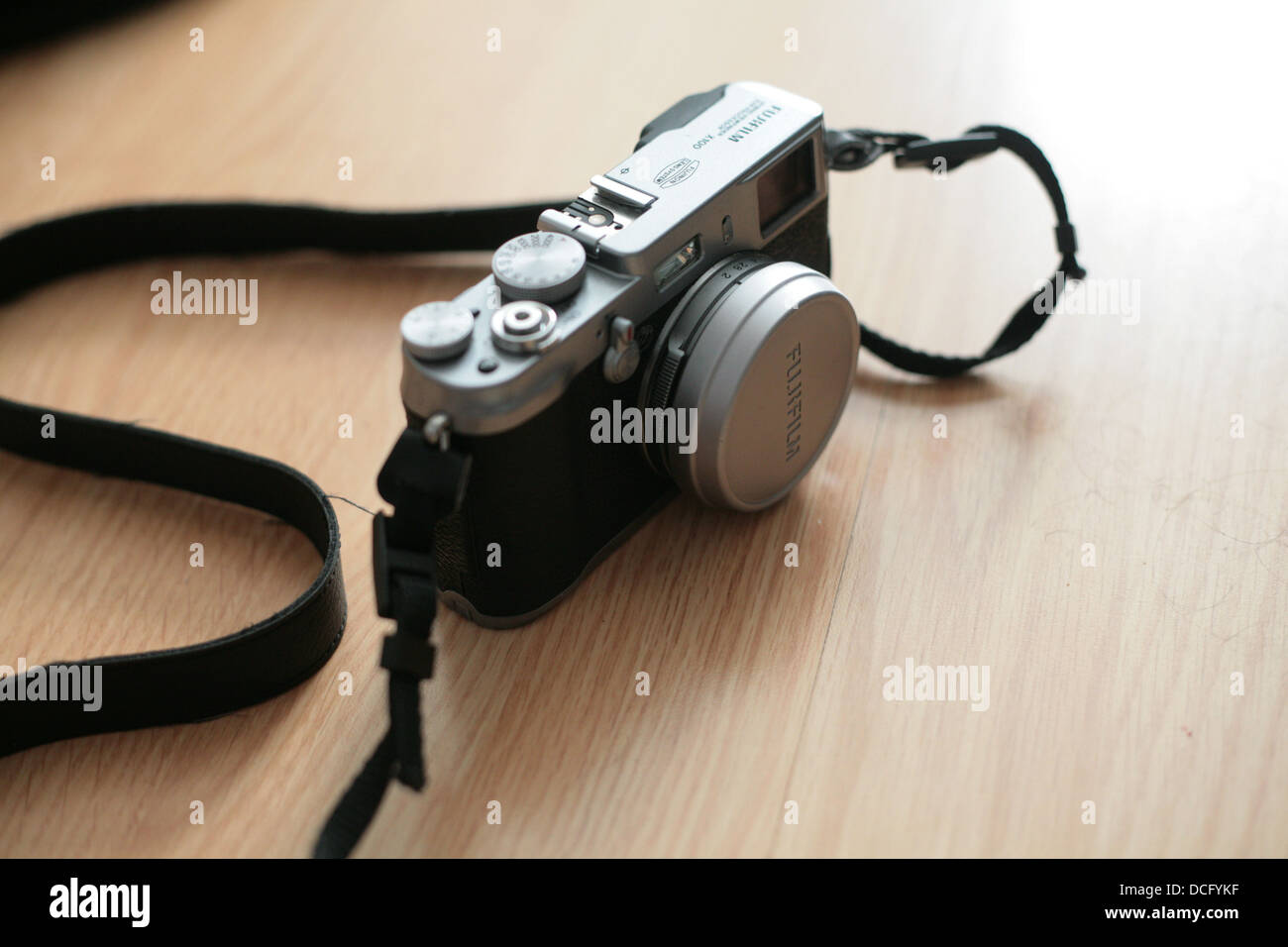 Un Fuji x100 fotocamera sul display Foto Stock