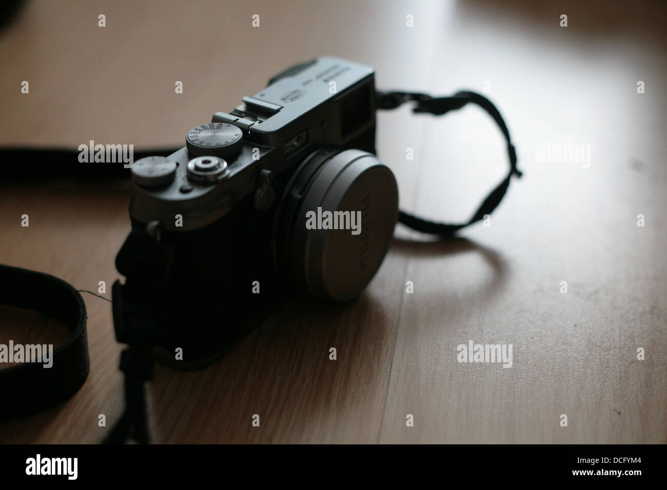 Un Fuji x100 fotocamera sul display Foto Stock