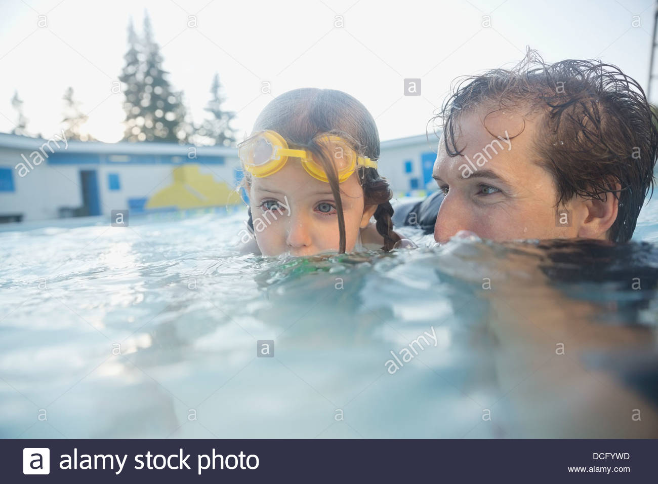 Bambina con il padre per imparare a nuotare Foto Stock