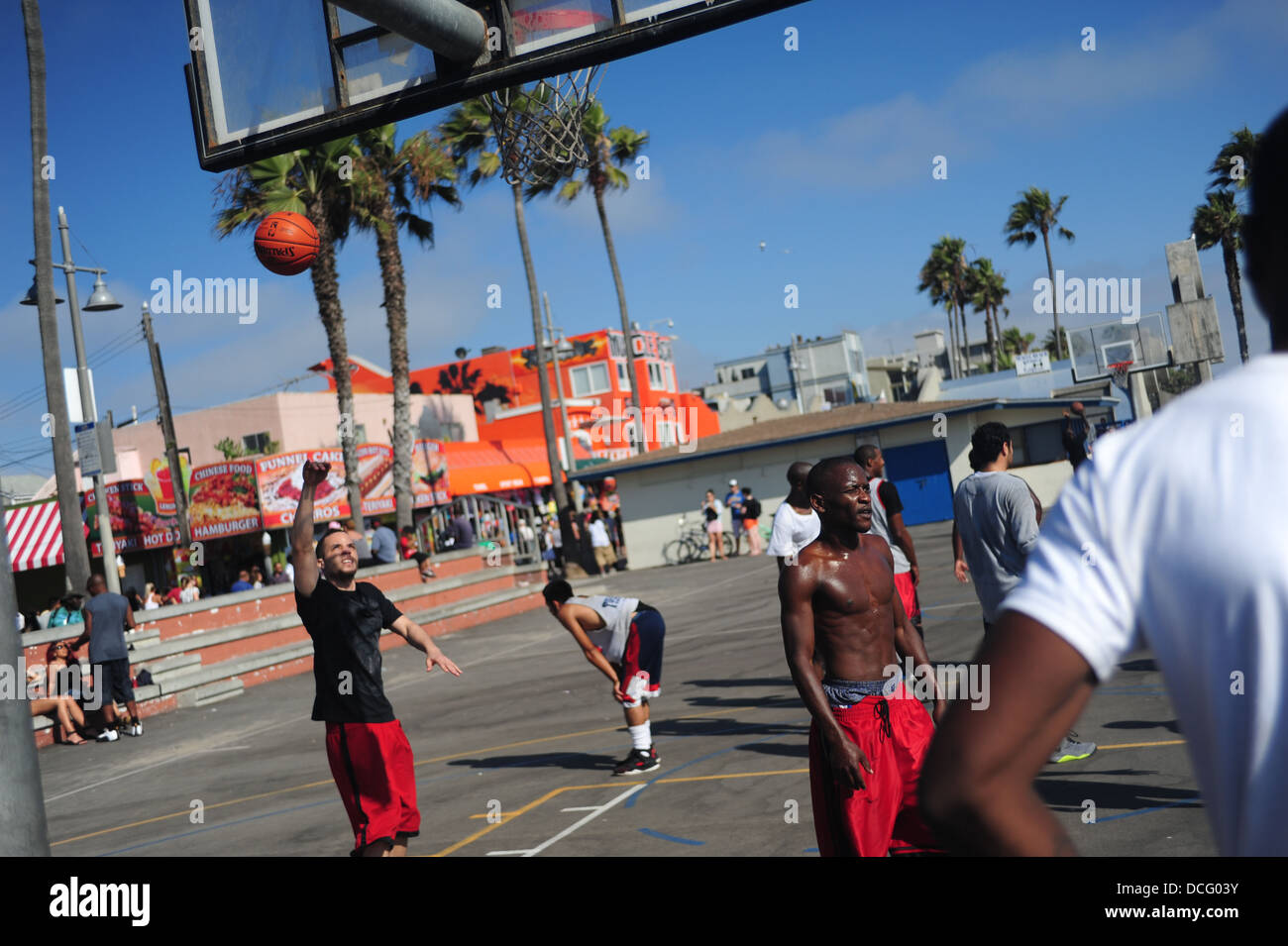 Stati Uniti d'America California CA Los Angeles L.A. LA SPIAGGIA DI VENEZIA un pick up gioco di basket in spiaggia muscolare razza mista Foto Stock