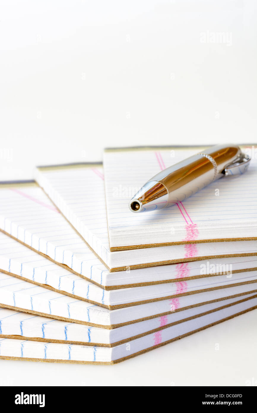 Nuove pastiglie di carta impilata in una configurazione Foto Stock