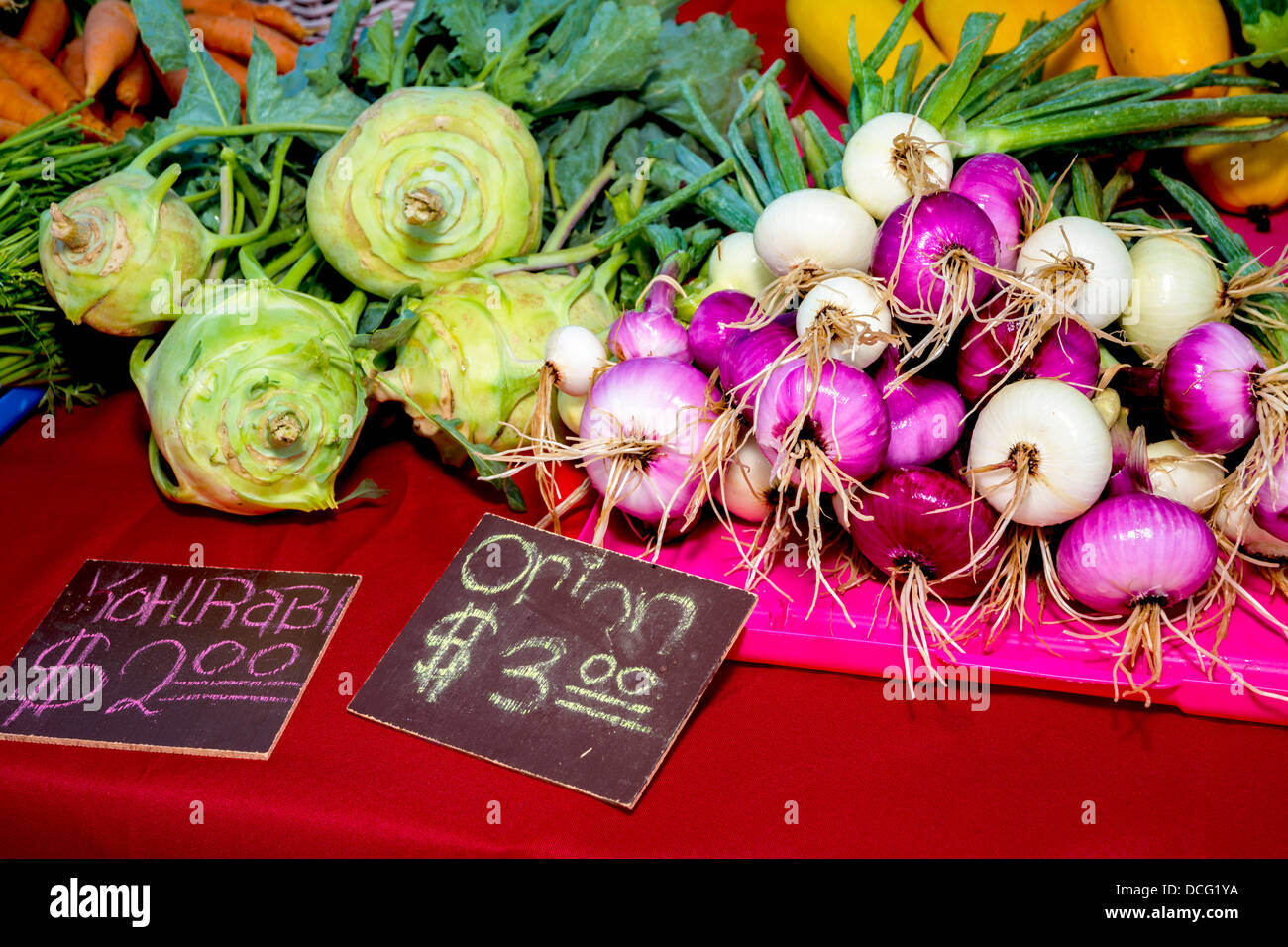 Le verdure su una tabella per la vendita Foto Stock