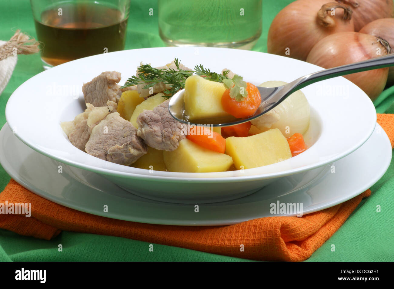 Originale stufato irlandese in una ciotola bianco Foto Stock